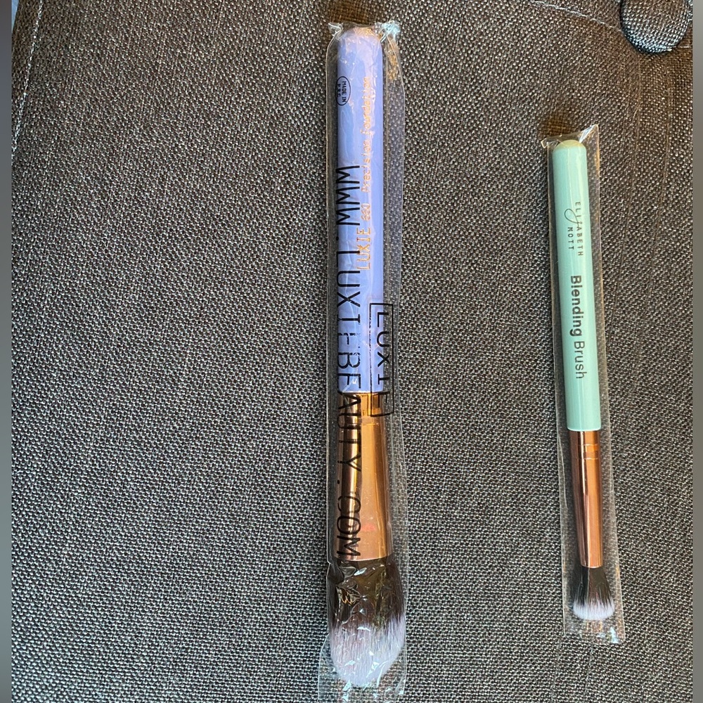 5/$15 Two brand new makeup brushes